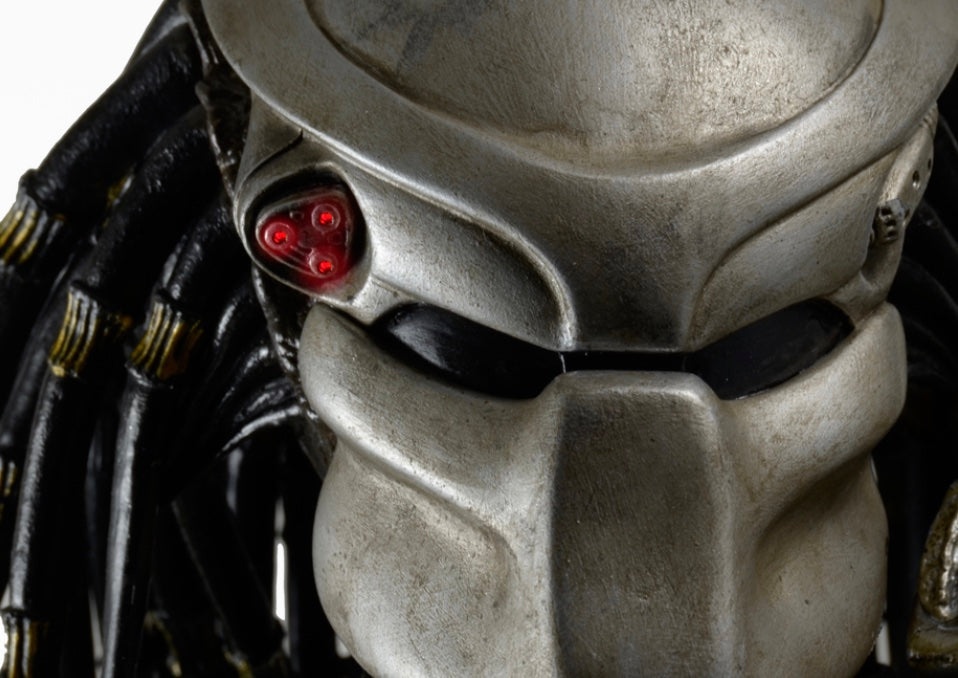 Predator - 1:4 Scale Predator jungle Hunter with LED Lights (19")