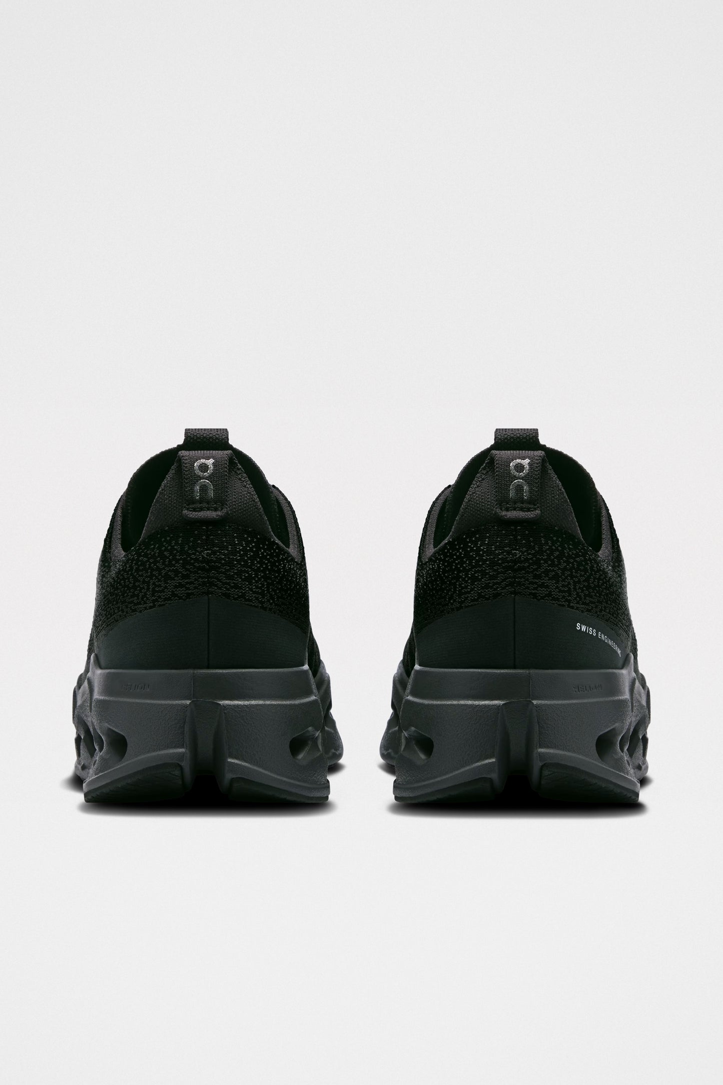 On Cloudsurfer Max Black / Eclipse