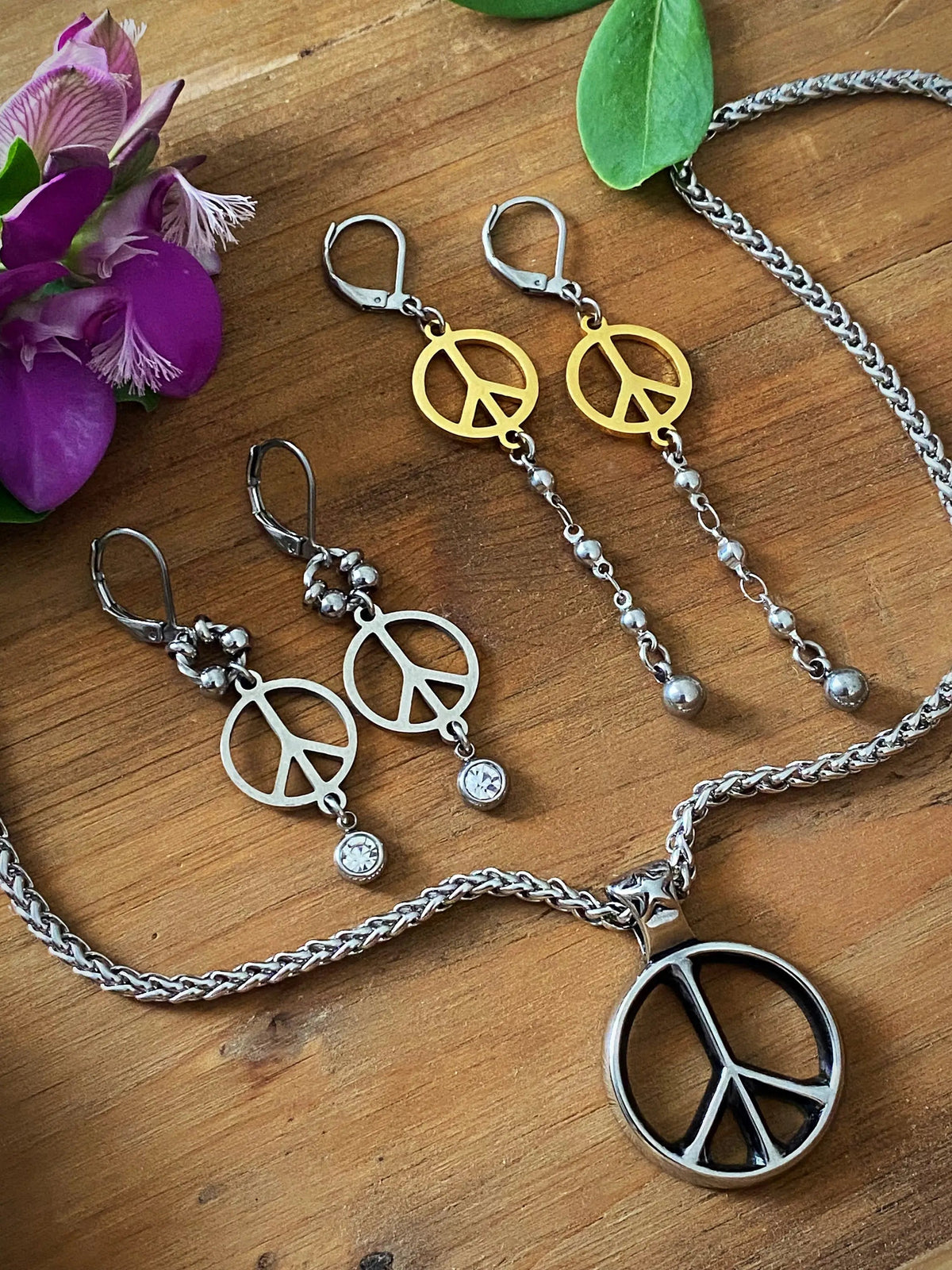 CLASSIC PEACE NECKLACE