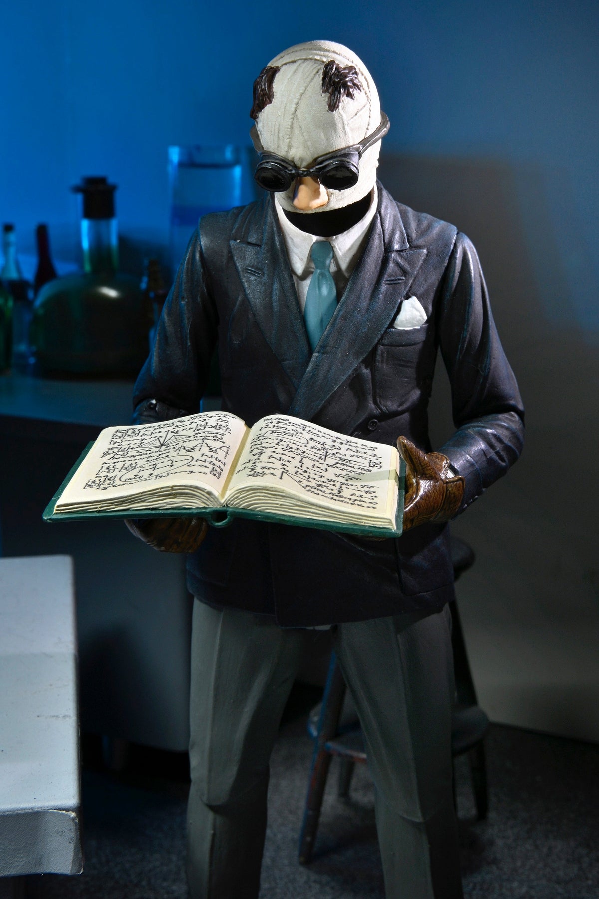 Universal Monsters – Ultimate Invisible Man (Colour) Action Figure
