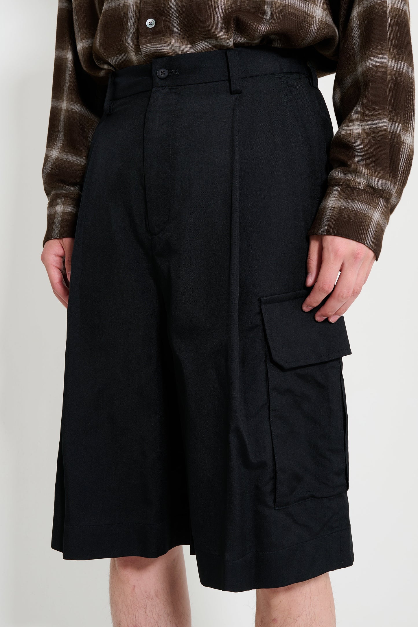 ssstein Silk Cupro Cargo Short Trousers Black