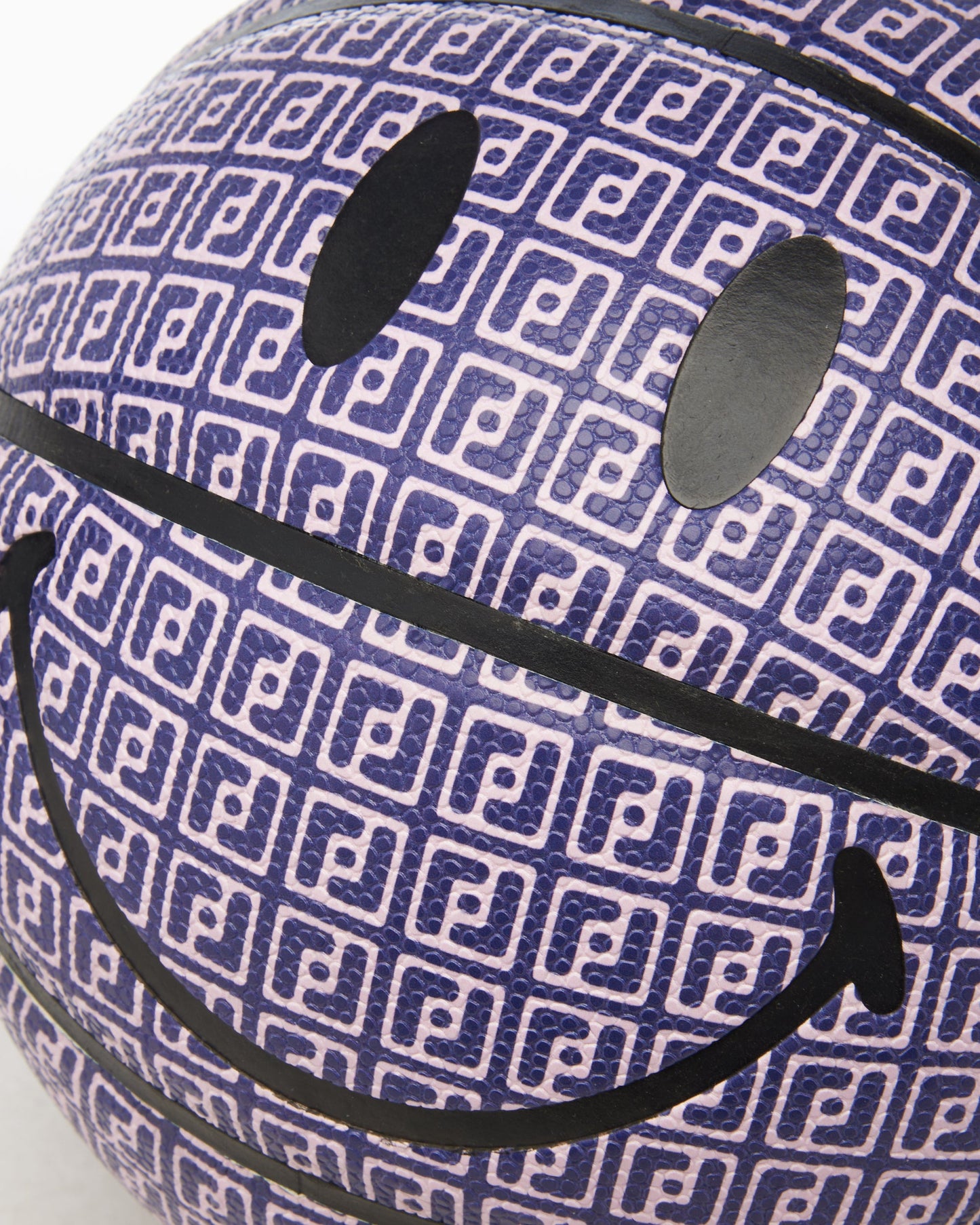 Balón de baloncesto FOOTDISTRICT x MARKET Smiley Allover Printed Logo