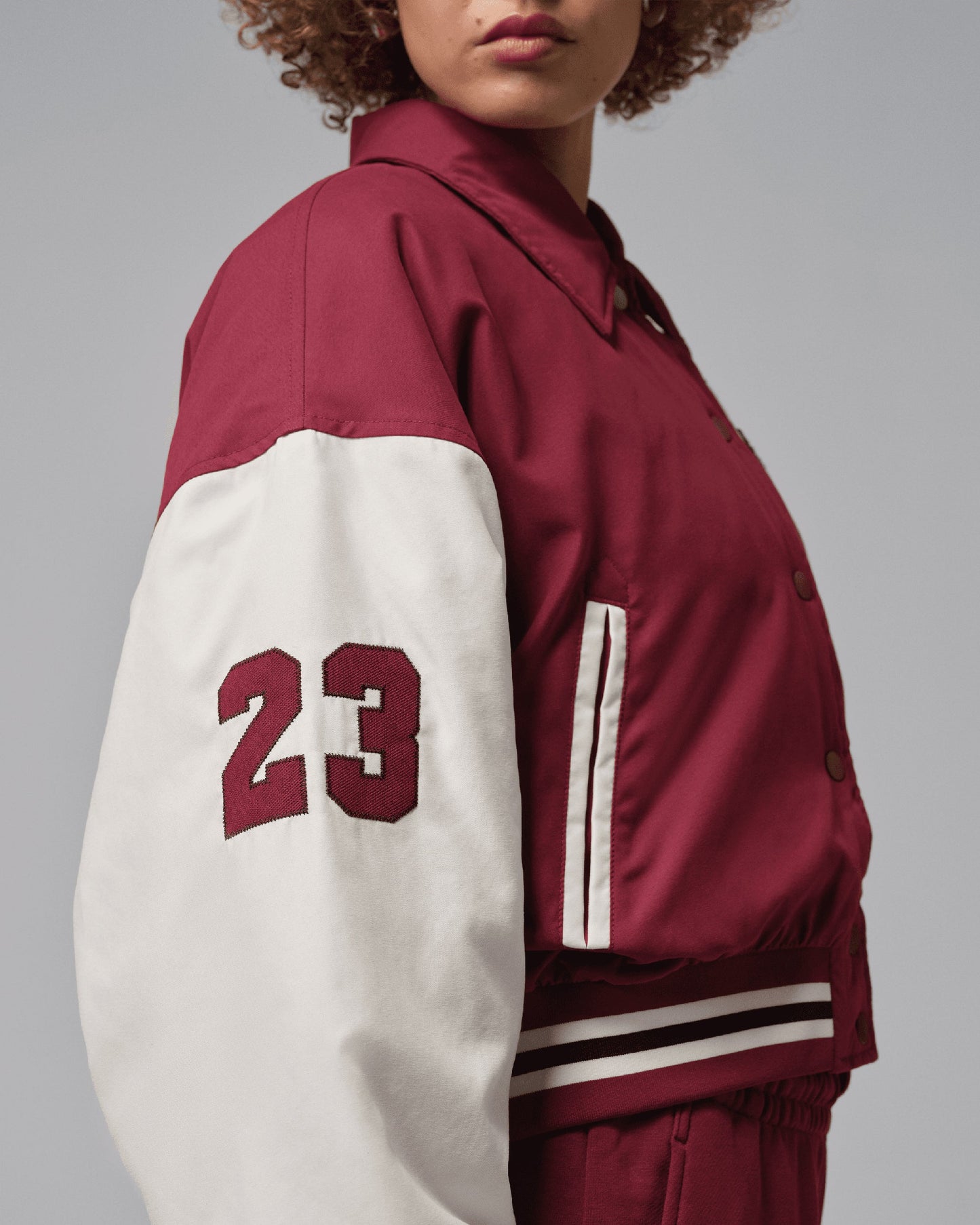Varsity con logo Boxy Jordan Brooklyn Therma-FIT para mujer