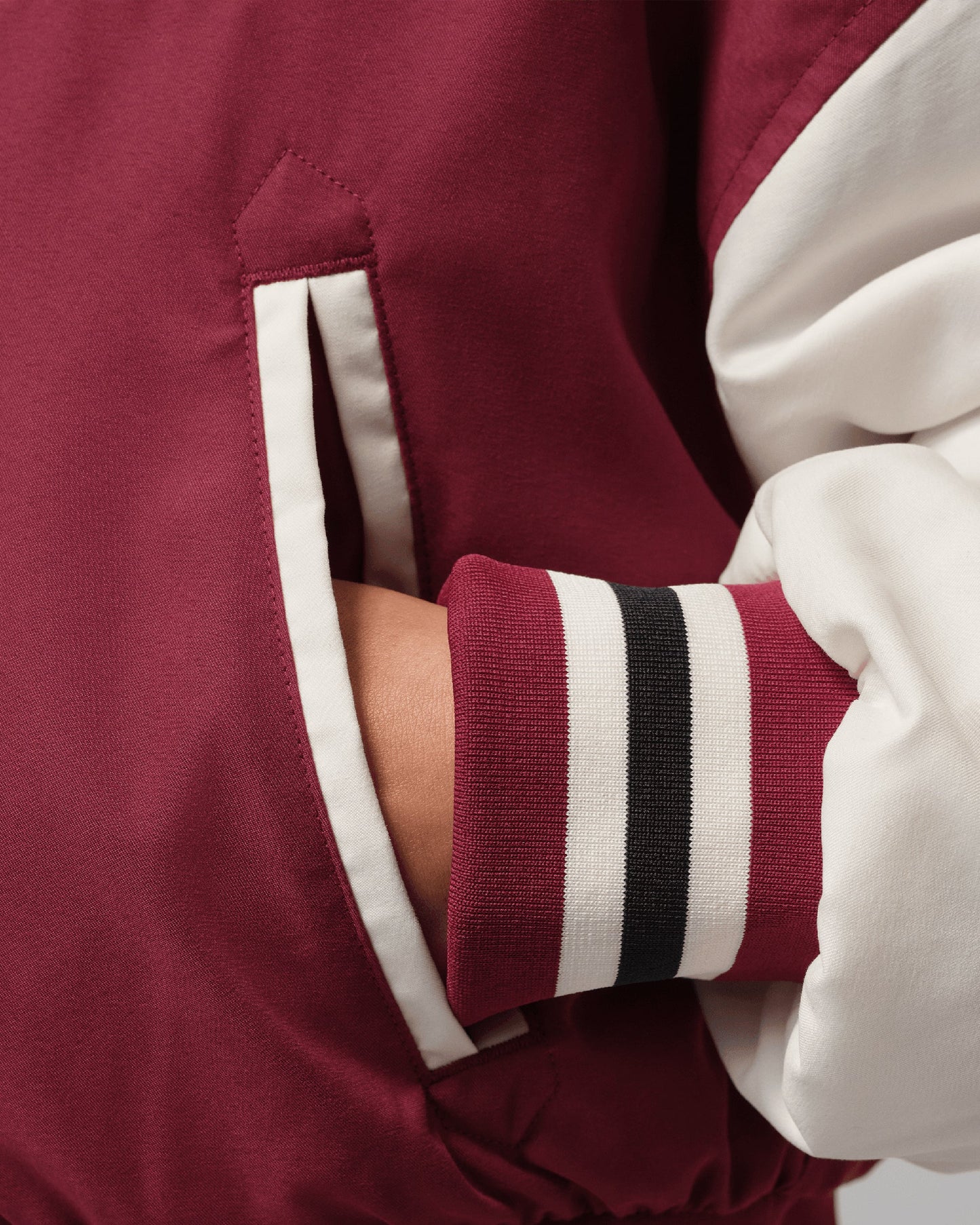 Varsity con logo Boxy Jordan Brooklyn Therma-FIT para mujer