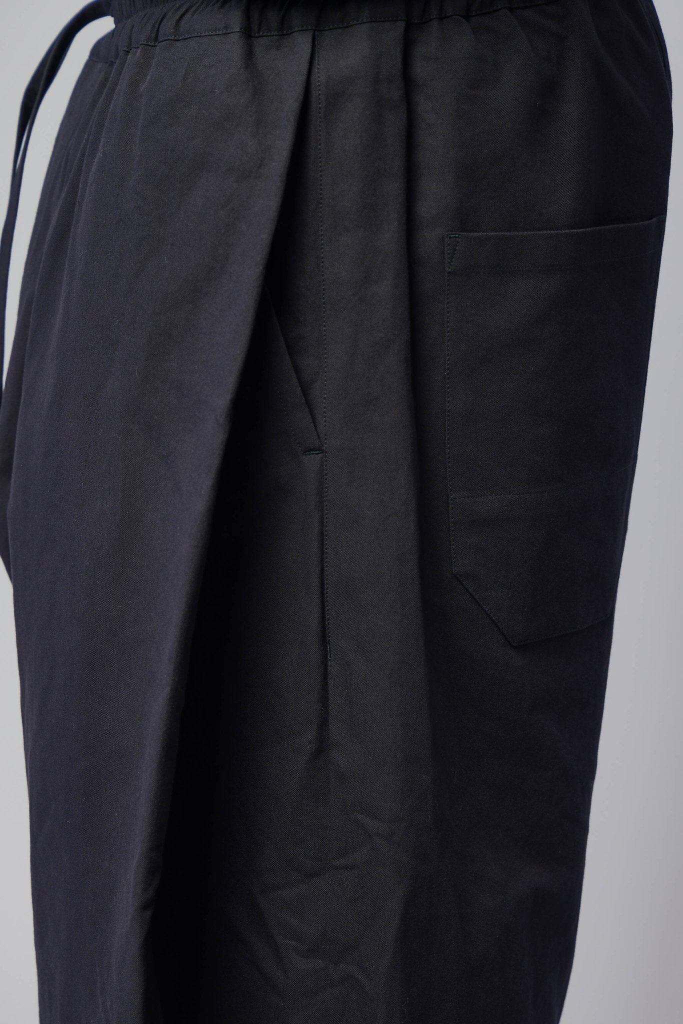 Single Pleated Cropped Shorts