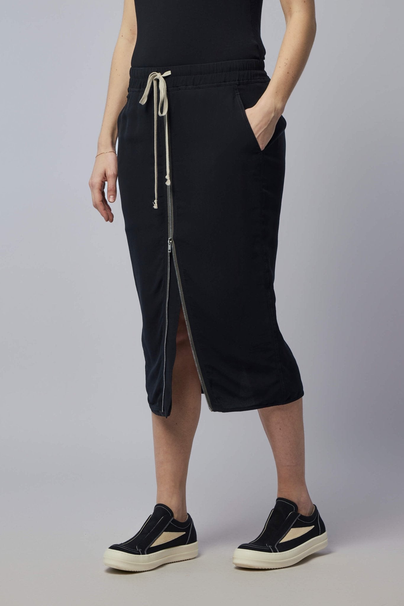 Woven Skirt - Zipped Short Pillar Black