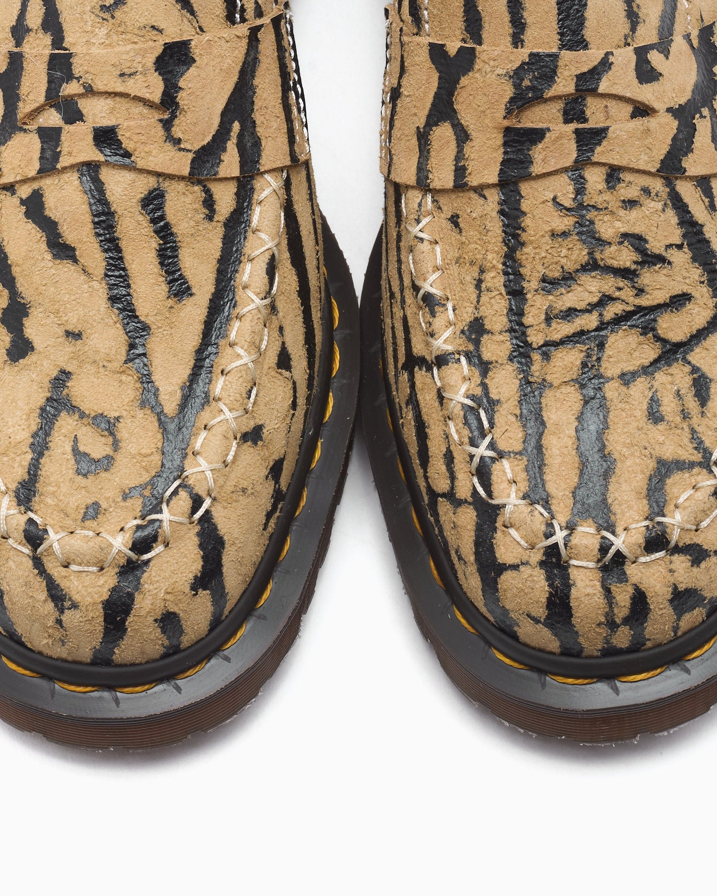 Zapatos Dr. Martens Delapre Penny "Wild Emboss" Unisex