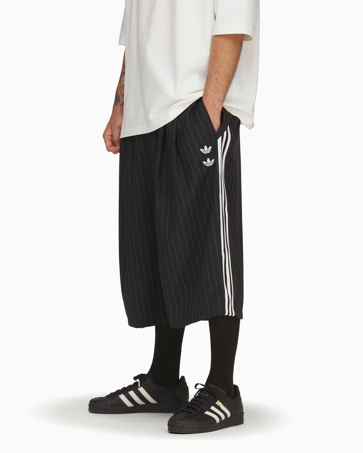 Pantalones cortos Oversize adidas Originals x Willy Chavarria Pinstripe para hombre