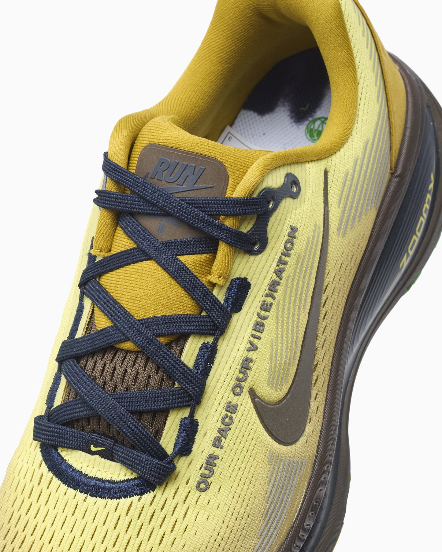 Nike Women's Vomero 18 SE
