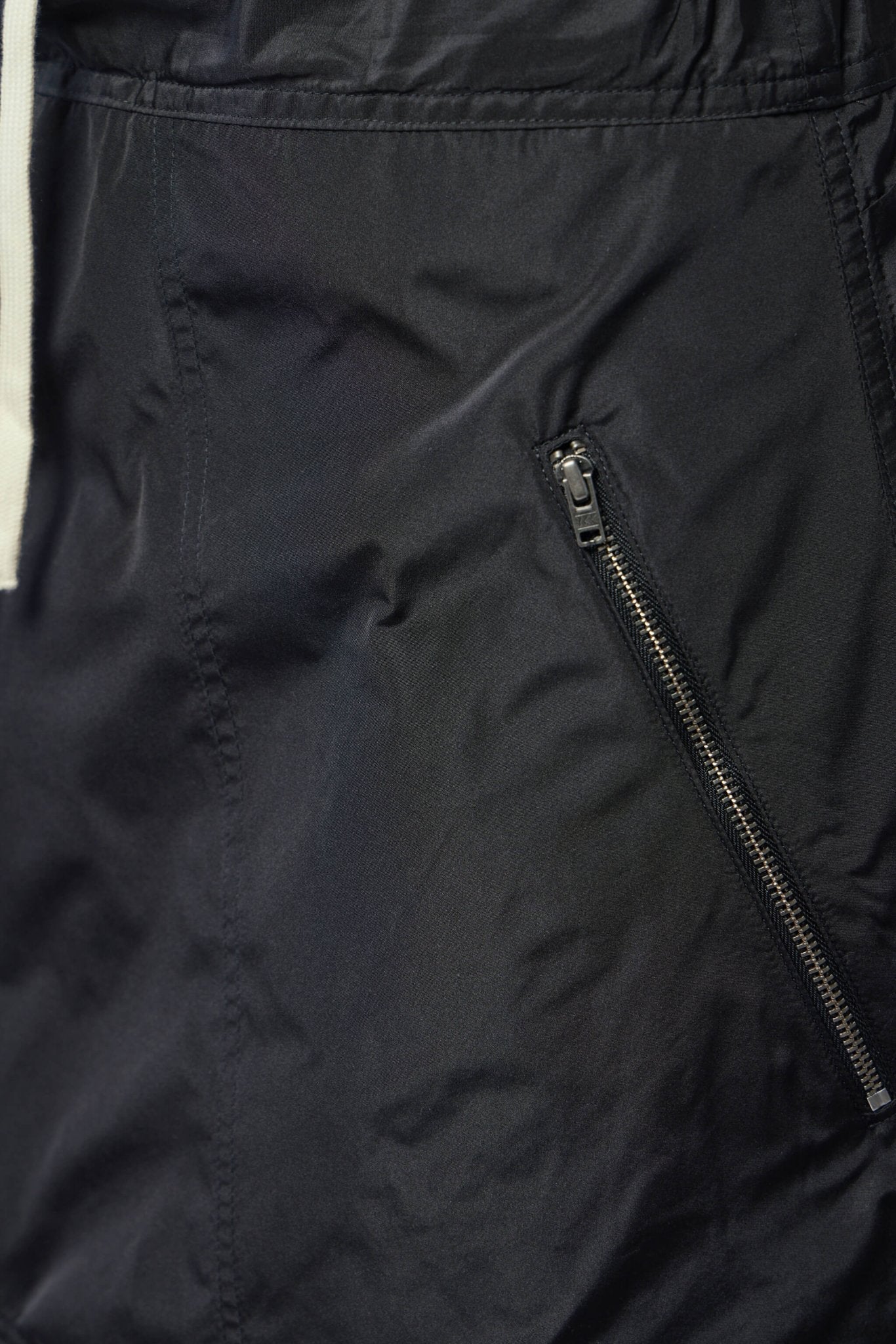 Relaxed Zip Pockets Shorts