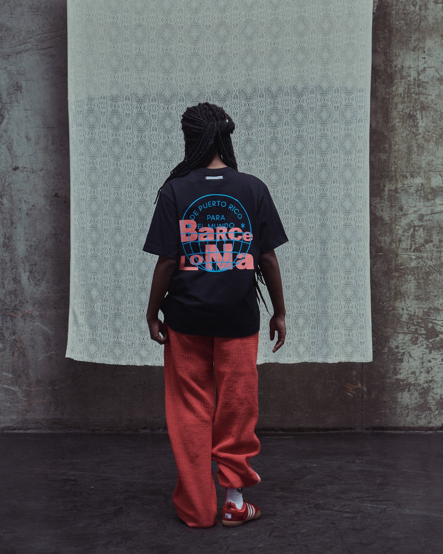 Camiseta con gráfico Oversize adidas Originals x Bad Bunny DtMF Tour Merch "Barcelona" Heavyweight Unisex
