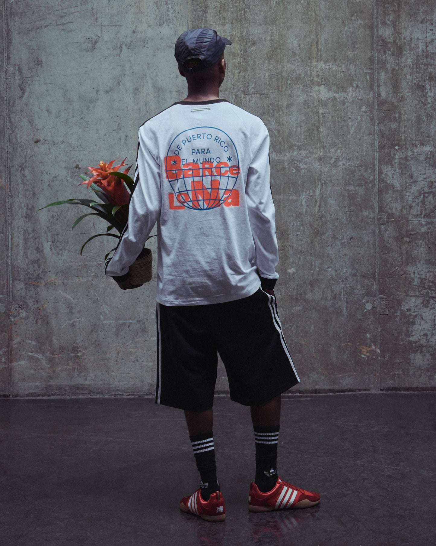 Camiseta Relaxed de manga larga adidas Originals x Bad Bunny DtMF Tour Merch "Barcelona" para hombre