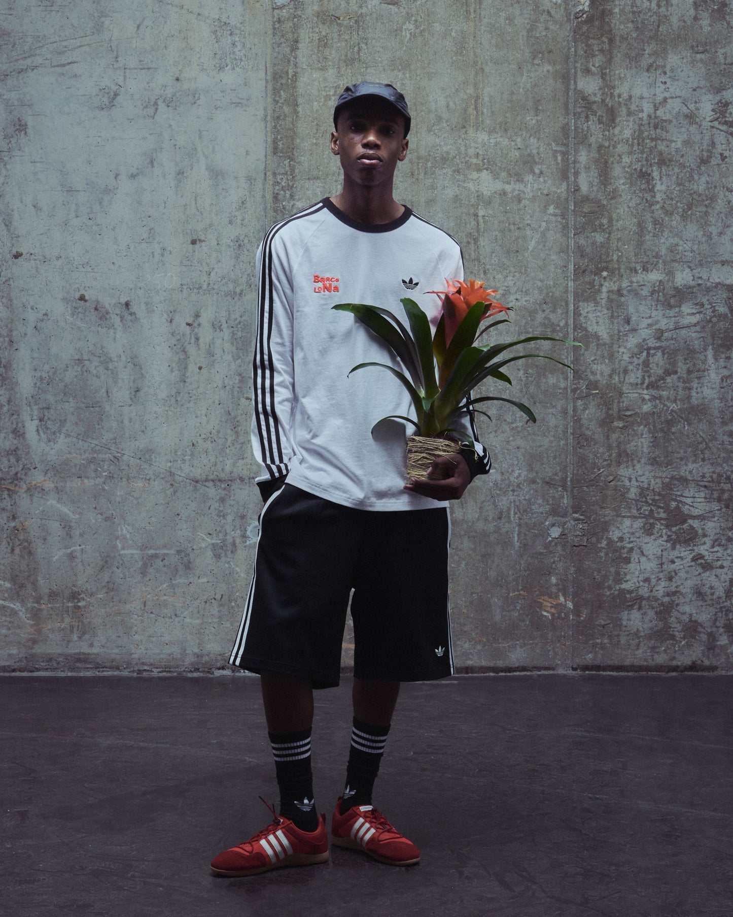 Camiseta Relaxed de manga larga adidas Originals x Bad Bunny DtMF Tour Merch "Barcelona" para hombre