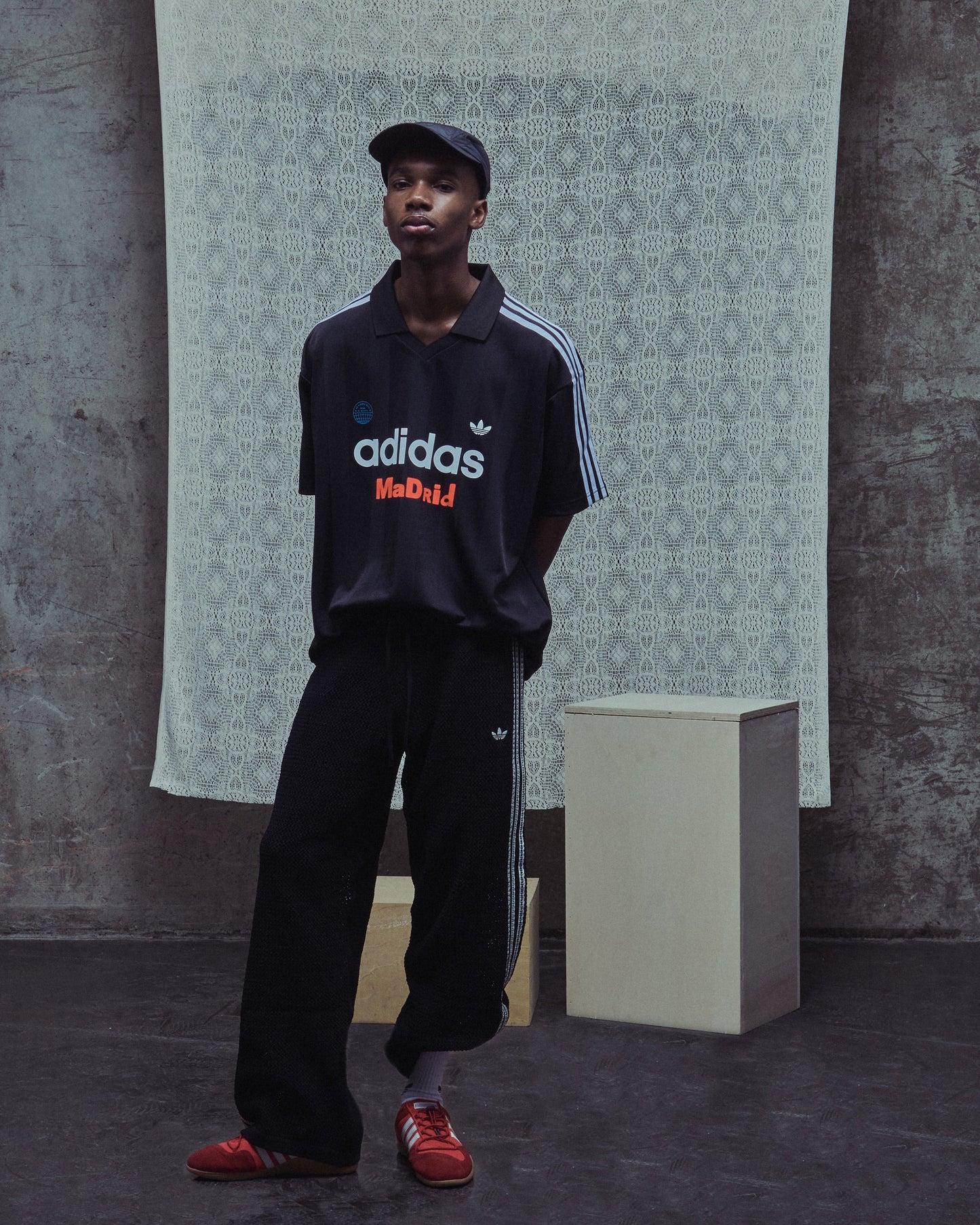 Jersey T-Shirt con gráfico Relaxed adidas Originals x Bad Bunny DtMF Tour Merch "Madrid" para hombre