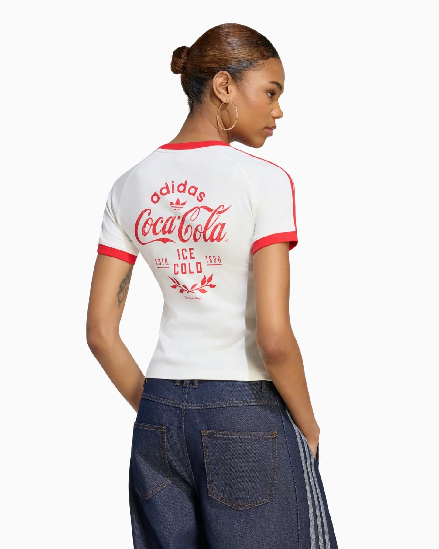 Camiseta con gráfico Slim adidas Originals x Coca-Cola 3-Stripes para mujer