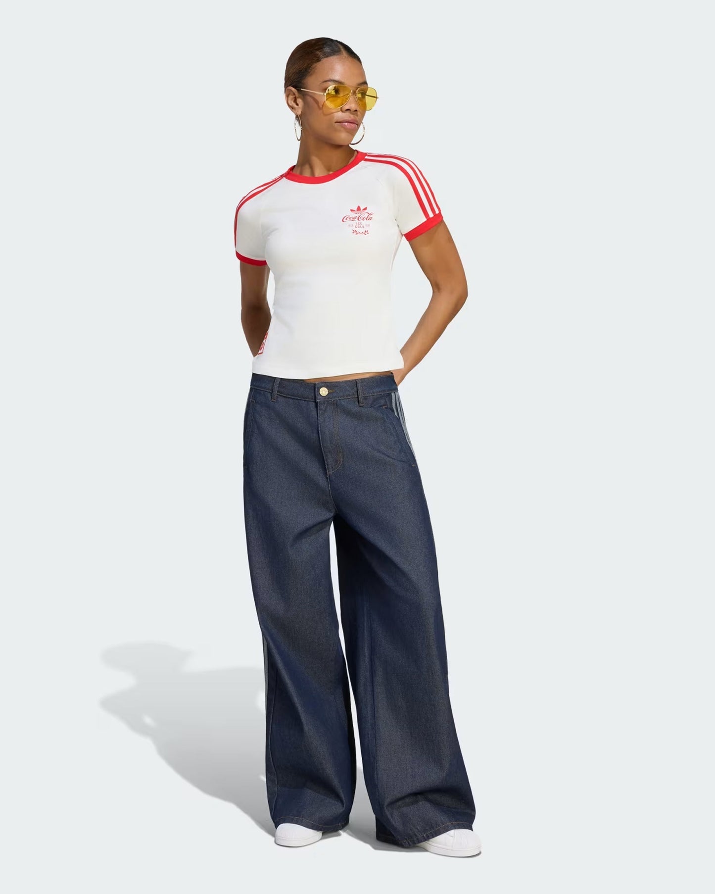 Camiseta con gráfico Slim adidas Originals x Coca-Cola 3-Stripes para mujer
