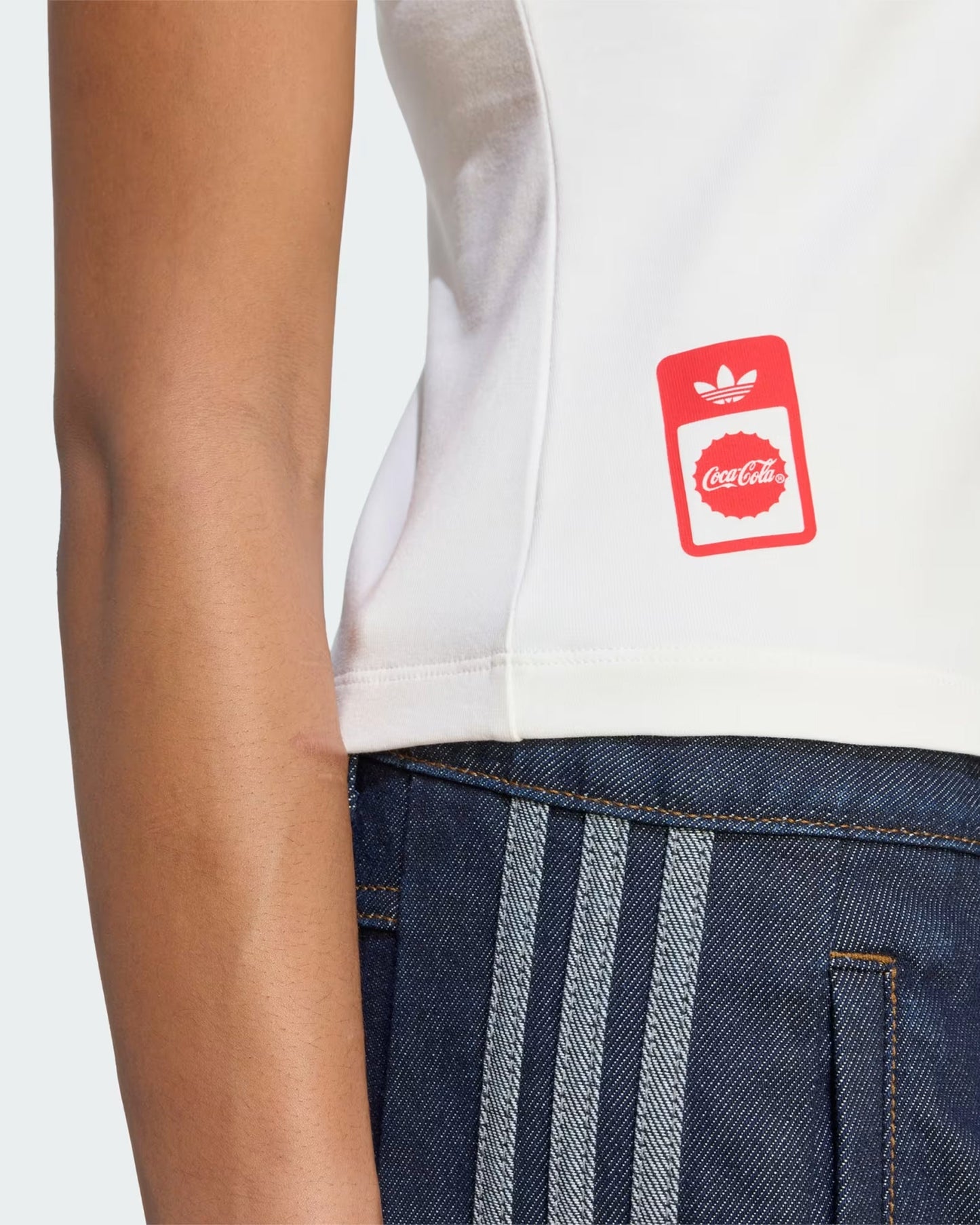 Camiseta con gráfico Slim adidas Originals x Coca-Cola 3-Stripes para mujer