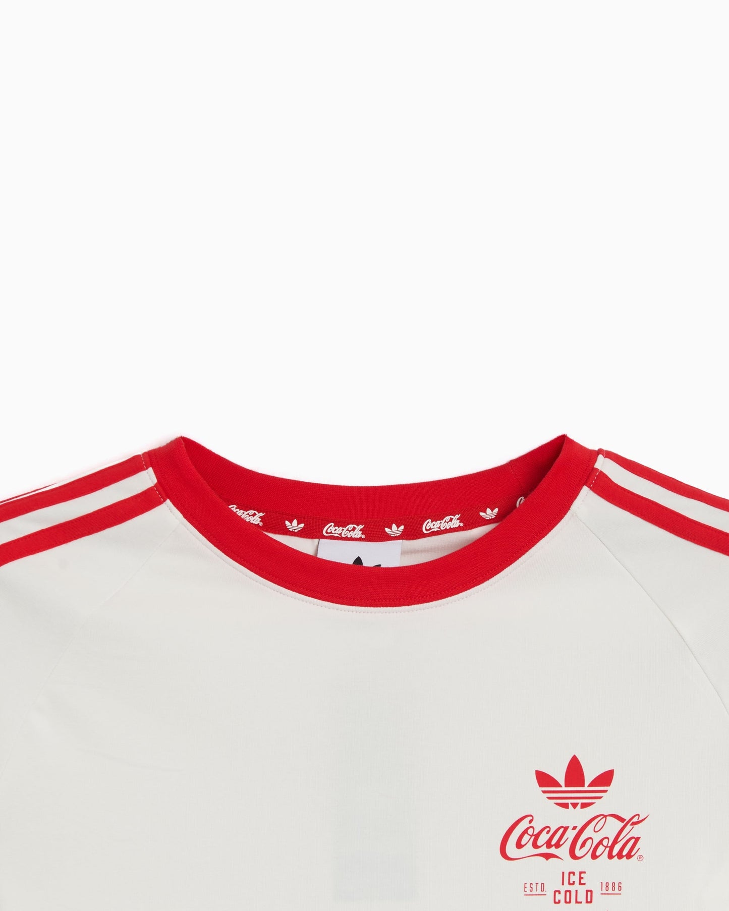 Camiseta con gráfico Slim adidas Originals x Coca-Cola 3-Stripes para mujer