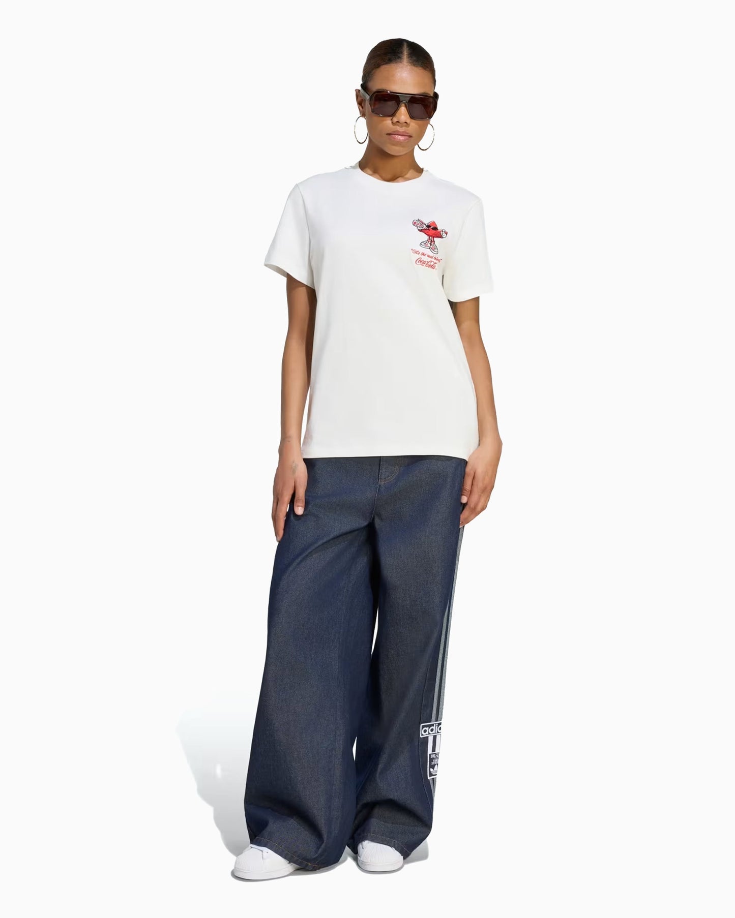 Camiseta con gráfico Relaxed adidas Originals x Coca-Cola Trefi para mujer