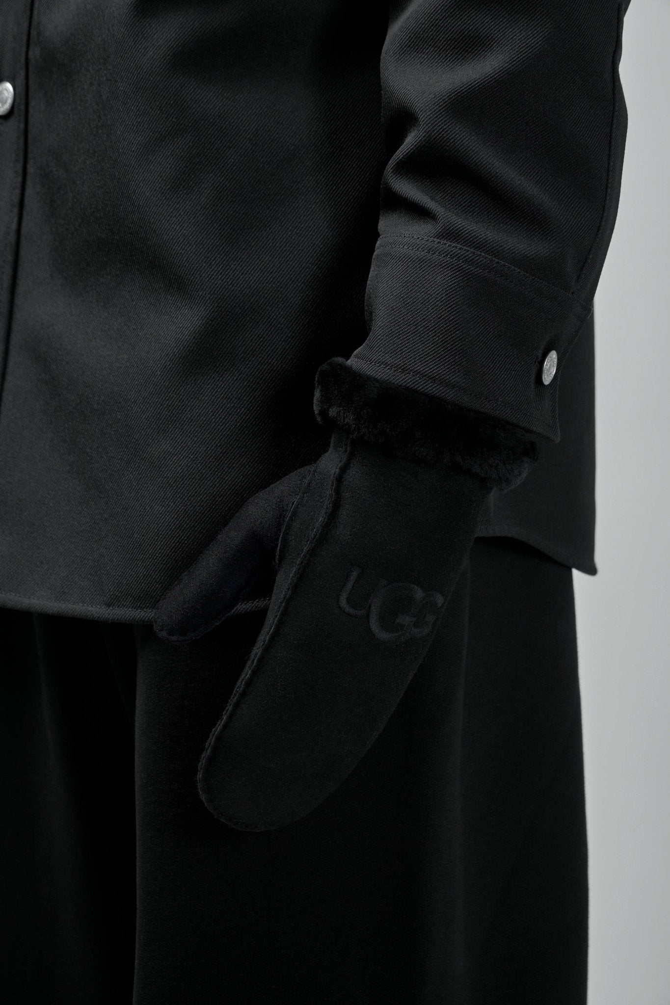 Sheepskin Embroider Mitten